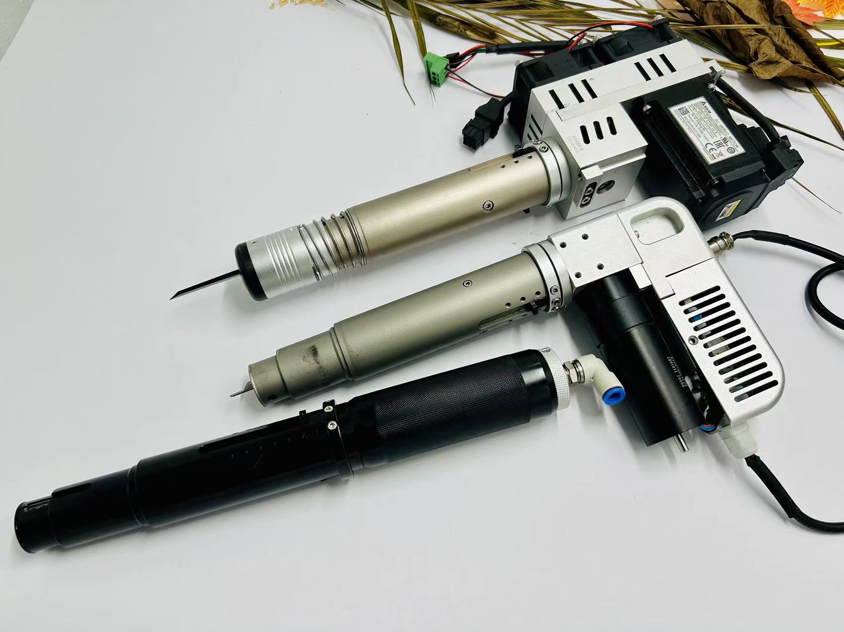 臻彩科技 ZCCUTTER 振动刀刀具技术白皮书,一文读懂三种振动刀!电动、气动、伺服刀优缺点精准对比 - 数字切割机