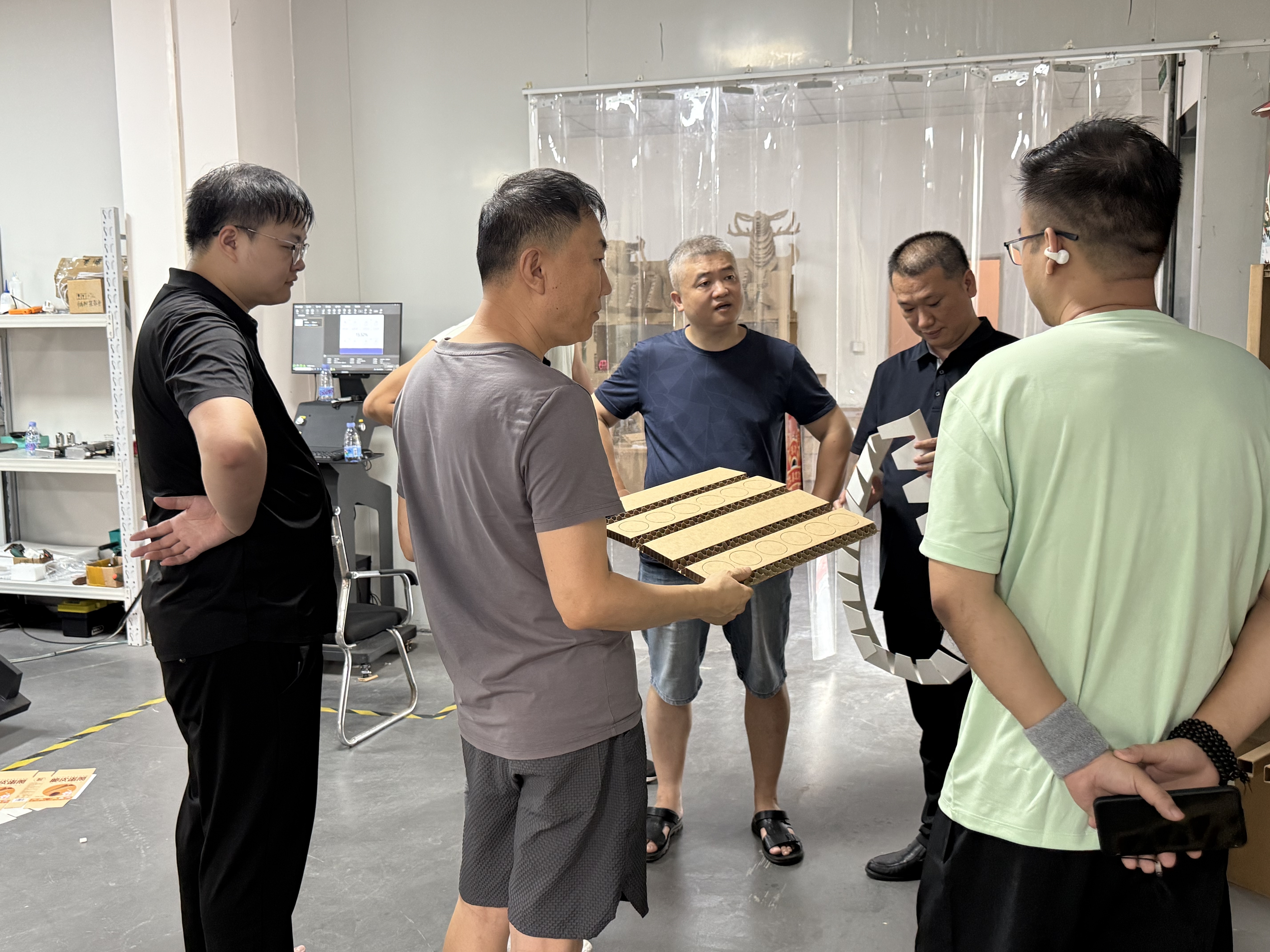 ZCCUTTER包装数字打样：于光教授携裕同科技考察免刀模切割方案