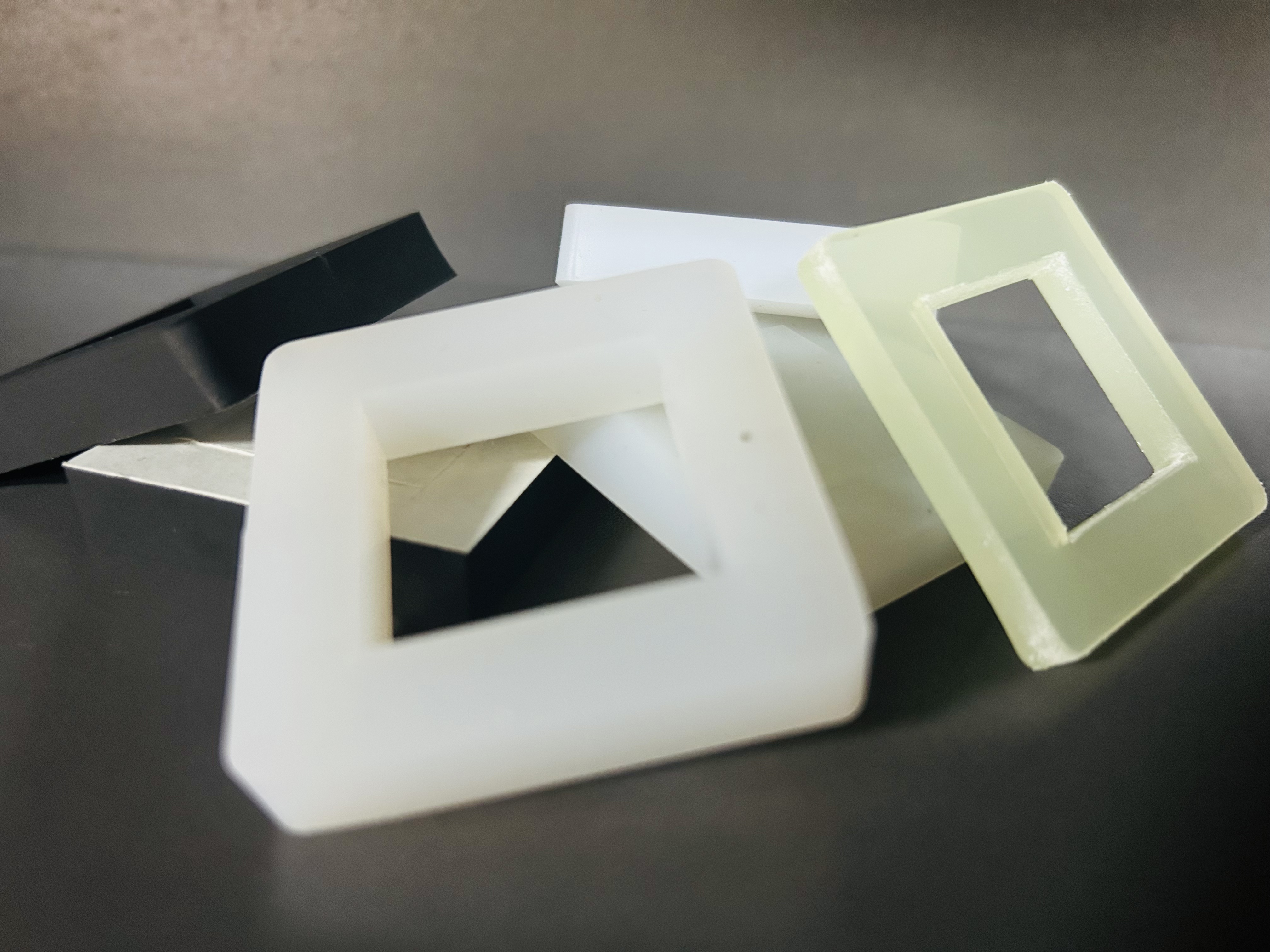 ZCCUTTER振动刀切割米白色橡胶异形件打样样品 - 数字切割机